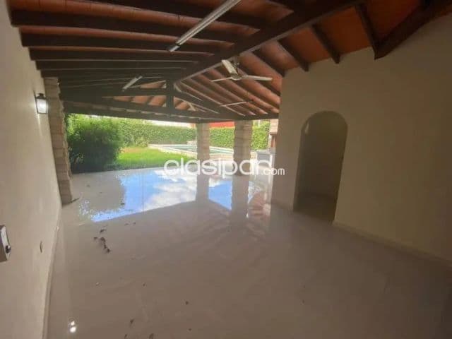 Ycua satí – goethe: Bellísima residencia, 5 dormitorios, gran jardín, piscina, 1.800 usd