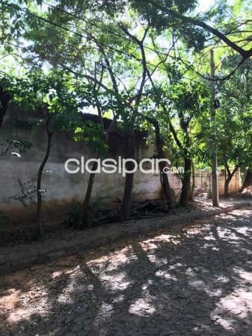 terreno rodeado de plazas en Barrio Mburucuya