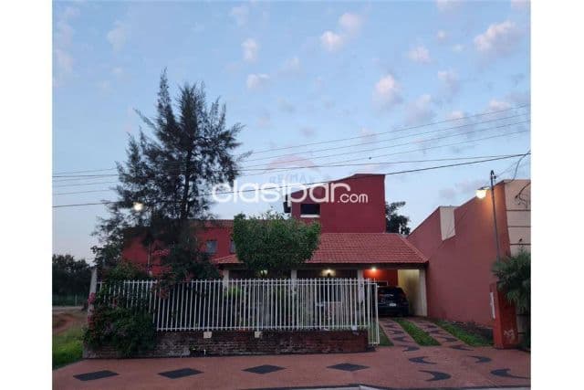casa en el barrio Carmelitas de Encarnación: 2 habitaciones y un baño — foto 1