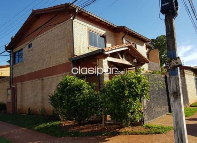 Hermosa casa en Luque, villa adela, en esquina. E2369