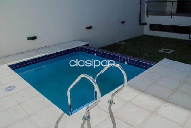 Mburucuya – Trinidad: Elegante duplex, 3 suites, jardín, piscina, finisima – 8.000.000 gs