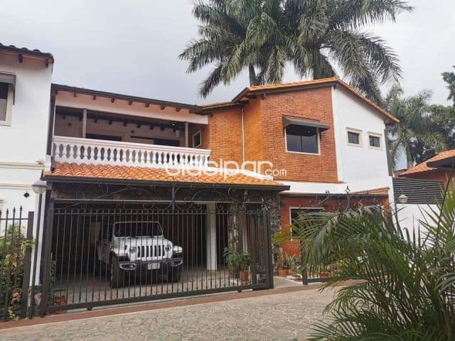 Residencia con piscina