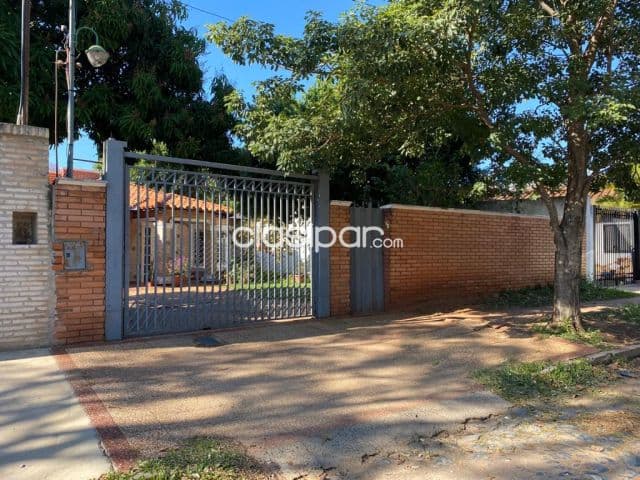 Se vende Casa de 3 Dormitorios, en barrio Herrera