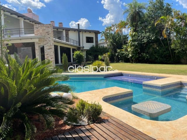 Amplia Residencia a la venta en Mburicao