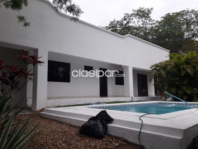 San Bernardino: Elegante residencia, 4 dormitorios, gran jardín, piscina, garajes