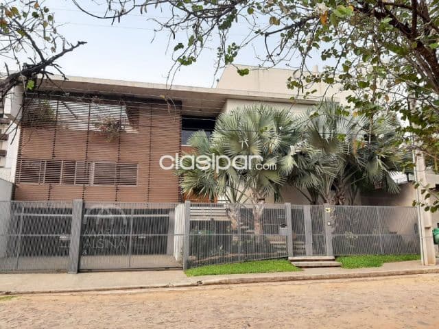 Exclusiva residencia en venta con diseño de vanguardia y ascensor zona mburucuyá