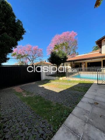 Carmelitas: Elegante residencia, 4 suites, jardín, piscina, 2.000 usd