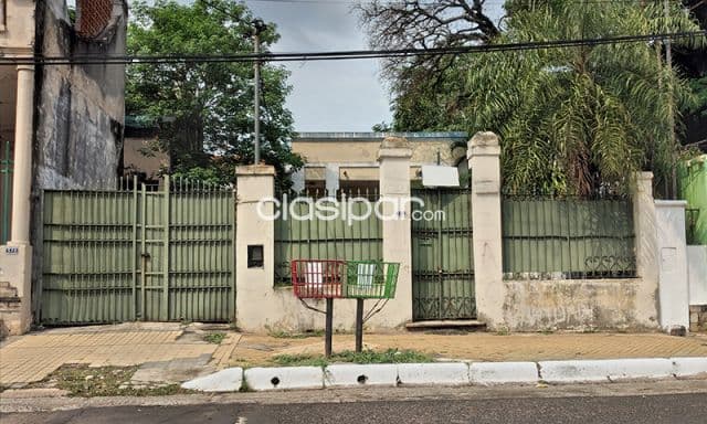 Amplio lote de calle a calle