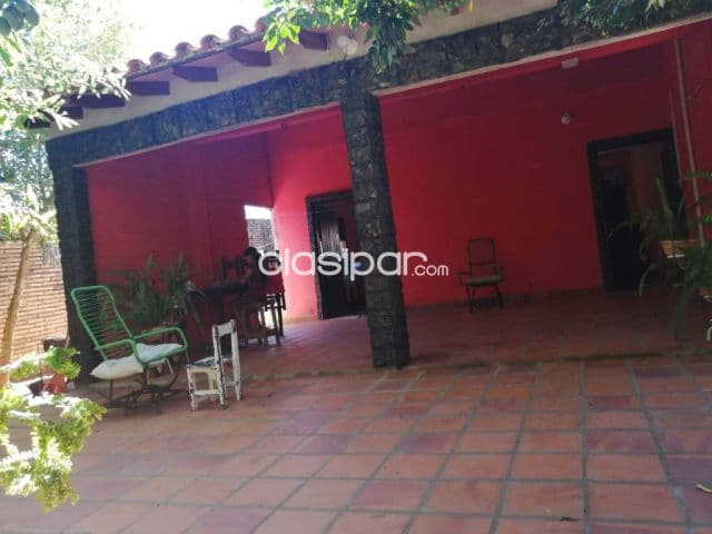 Casa en limpio, excelente ubicación. E2423