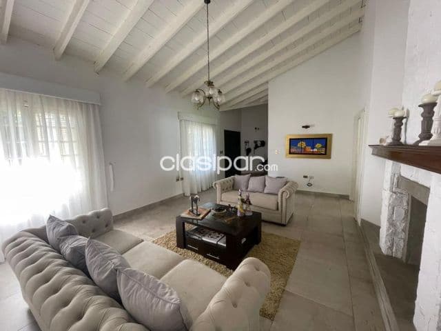 Amplia Residencia de 4 dormitorios en el Barrio Mburukuja