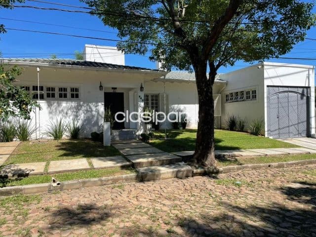 En mburucuya: 841m2, elegante residencia, 4 dormit, piscina, gran jardín – 820.000 usd — foto 1