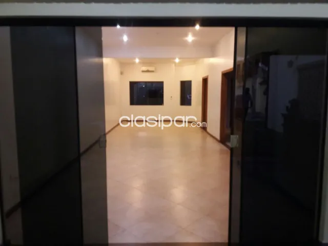 Bo mcal. Estigarribia: Elegante residencia, muy segura, 3 dormit, amplio jardín, piscina, foto 3