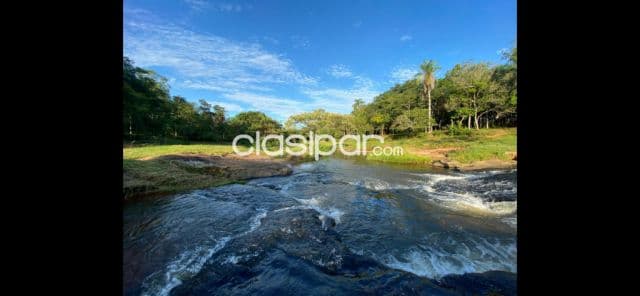 casa de verano con arroyo y cascada en Piribebuy se admiten mascotas