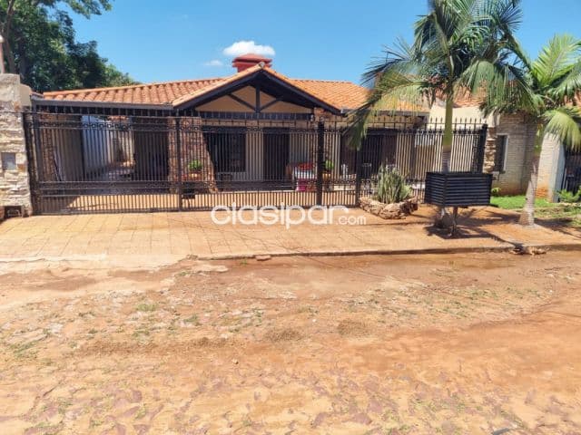 Hermosa casa con piscina y quincho a estrenar!! Zona coca-cola Ñemby