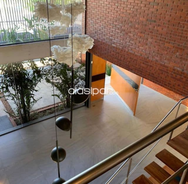 Mburucuya: Lujosa residencia en alquiler, 4 dormit, jardín, piscina – 3.900 us