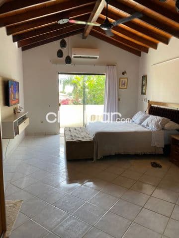 Fina y amplia residencia. Zona canal 13 y shooping el pueblo