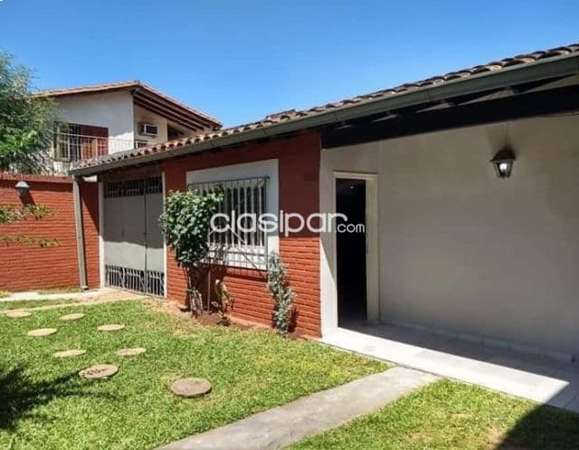 (v016) en venta! Chalet de 360 m2. En Lambaré. Barrio republicano