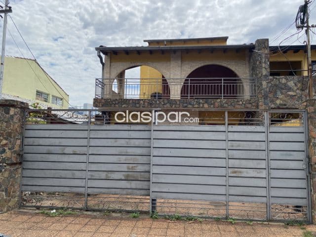 Casa de 4 habitaciones a refaccionar en Barrio Dr. Gaspar Rodriguez de Francia
