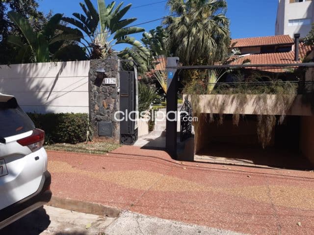 Las Lomas - Carmelitas: Finisima residencia, amplio jardín, piscina, 4 dormitorios