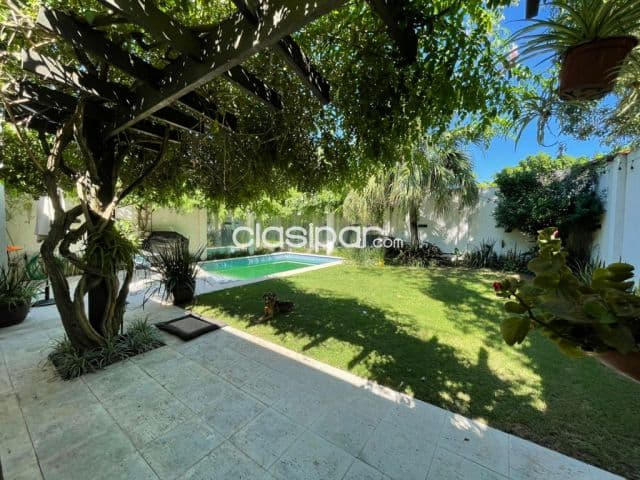 Carmelitas – bcp: Elegante residencia, 3 dormitorios, jardín, piscina, 2.300 usd