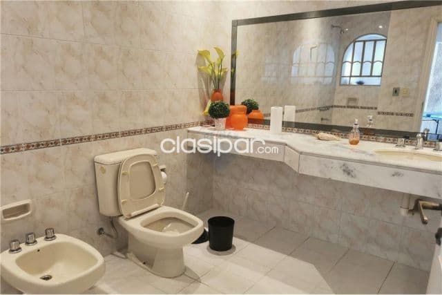 Amplia casa con 4 Dormitorios y piscina en Bo. San Vicente Asunciòn