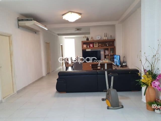 Salón comercial con depósito en venta en Barrio Pinoza