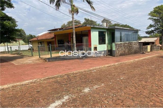 casa con salón comercial en Hohenau: 2 habitaciones y un baño, foto 1