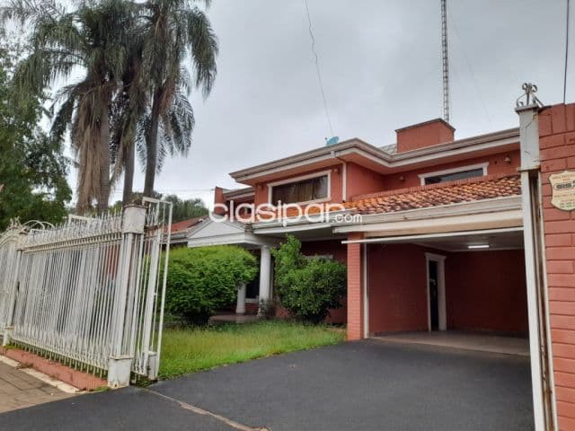 Casa de 560m2. Construido en barrio boquerón II detrás del club area 1