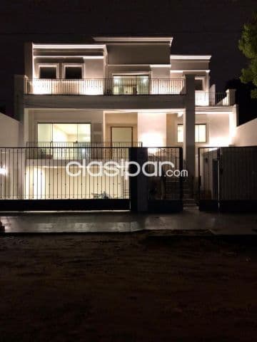 Villamorra: Elegante residencia, 3 suites, jardín, piscina – 635.000 usd