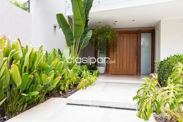 Mburucuya: Elegante residencia minimalista, finamente amoblada, 3 suites, jardín, piscina — foto 3