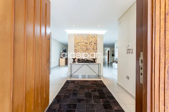 Mburucuya: Elegante residencia minimalista, finamente amoblada, 3 suites, jardín, piscina — foto 4