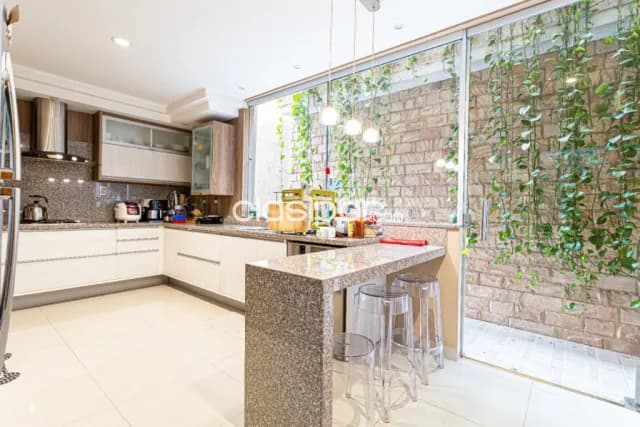 Mburucuya: Elegante residencia minimalista, finamente amoblada, 3 suites, jardín, piscina — foto 5