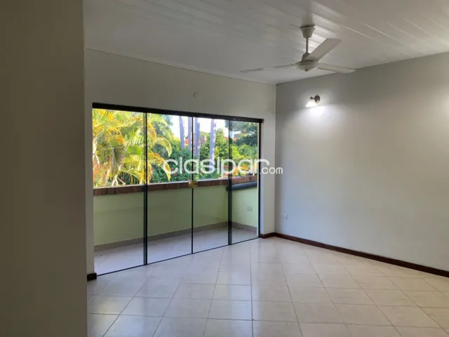 Bo mcal. Estigarribia: Elegante residencia, 3 dormitorios, gran jardín, opc. Amoblado, foto 5