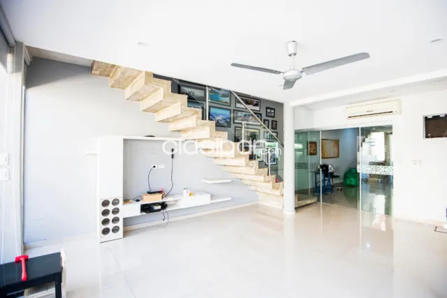 Residencia en venta zona UCA La casa es estilo minimalista semi nueva Usd 220.000, foto 4