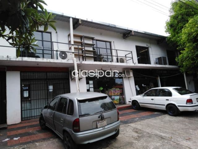 Propiedad con salones comerciales