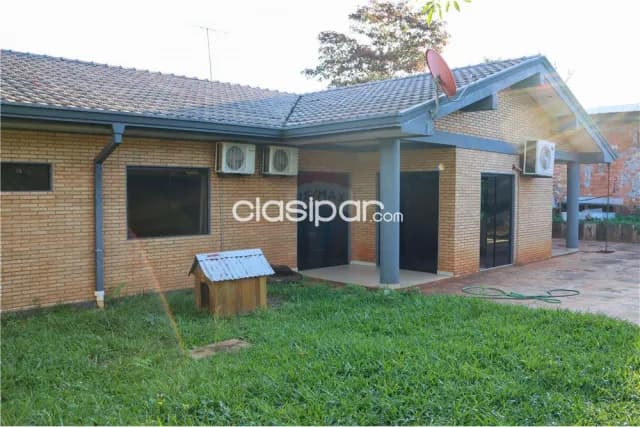 casa con amplio patio y salón comercial en Hohenau: 4 habitaciones y 4 baños — foto 3