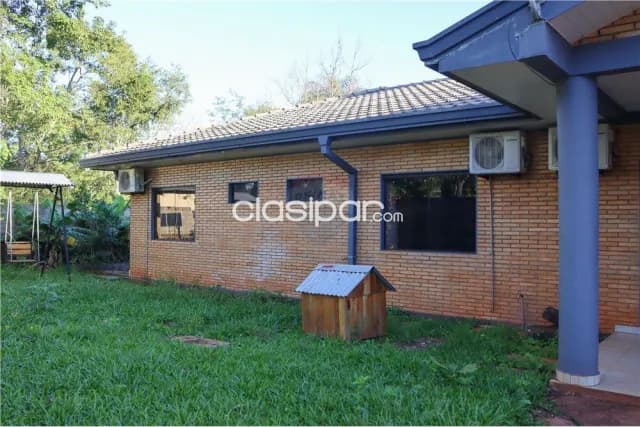casa con amplio patio y salón comercial en Hohenau: 4 habitaciones y 4 baños — foto 4