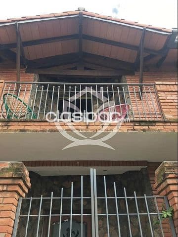 Casa de mas de 6 dormitorios en el Bo. Bernardino Caballero - Asunción