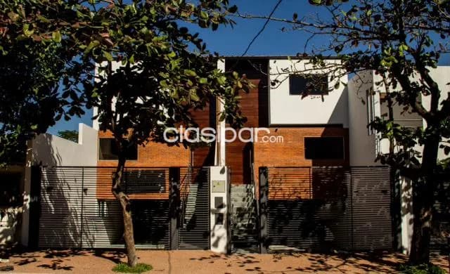 Mburucya: Impecable triplex, 3 dormitorios, oficina, jardín, piscina, 3 garaje — foto 2