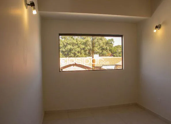 Mburucya: Impecable triplex, 3 dormitorios, oficina, jardín, piscina, 3 garaje — foto 4
