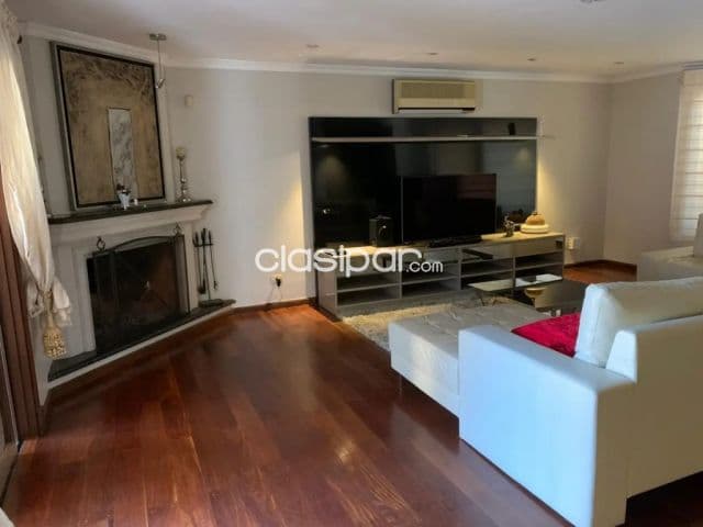 Carmelitas: 420m2, elegante residencia, 3 suites, jardín, piscina, 2.100 usd