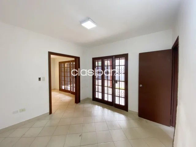 Villa aurelia: Amplio dúplex, 280m2, 3 suites, jardín, garajes, 6.900.000 gs, foto 3
