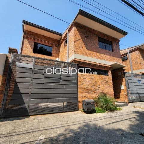 Carmelitas: Elegante dúplex, 3 dormitorios, jardín, piscina, 6.500.000 gs — foto principal