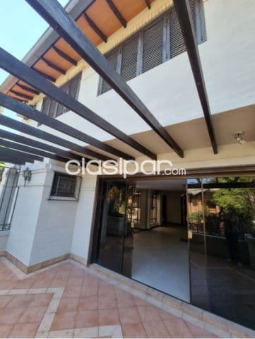 Mburucuyá: Distinguida residencia, 3 dormitorios, jardín, parrilla, 9.500.000 gs