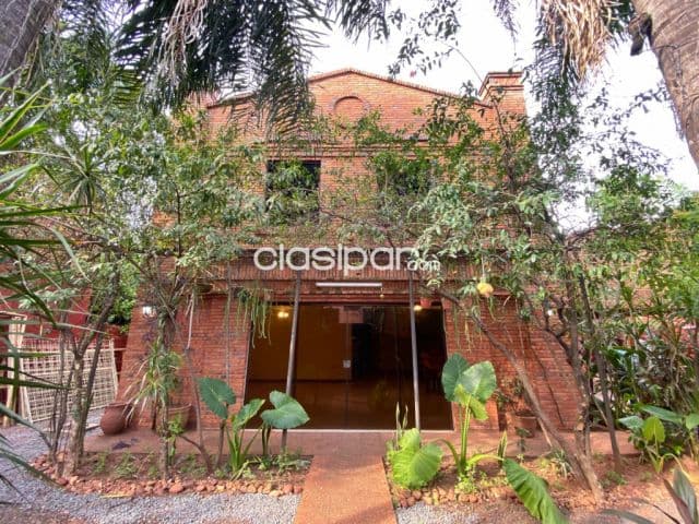Residencia sobre Avda Laguna Grande