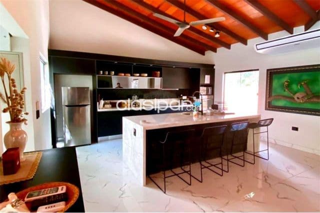 Moderna casa en San Bernardino con piscina manejada con comando google