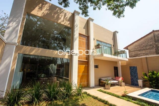 Villa Elisa: 360 m2, elegante residencia minimalista, 3 suite, jardín, quincho, piscina