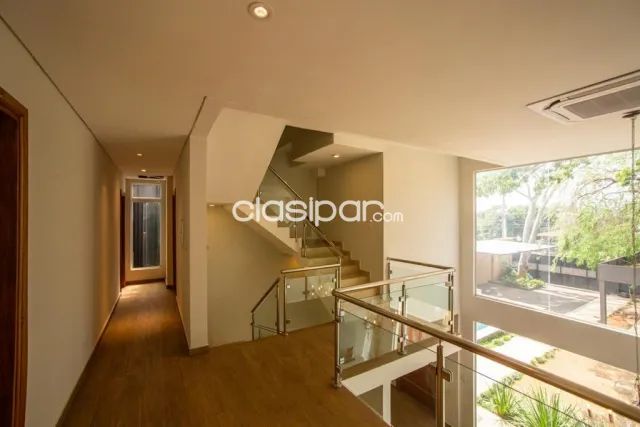 Villa Elisa: 360 m2, elegante residencia minimalista, 3 suite, jardín, quincho, piscina — foto 5