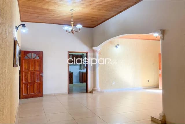 amplia casa en el barrio Mboi Ka´e: 6 habitaciones y 7 baños — foto 3