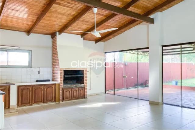 amplia casa en el barrio Mboi Ka´e: 6 habitaciones y 7 baños — foto 5